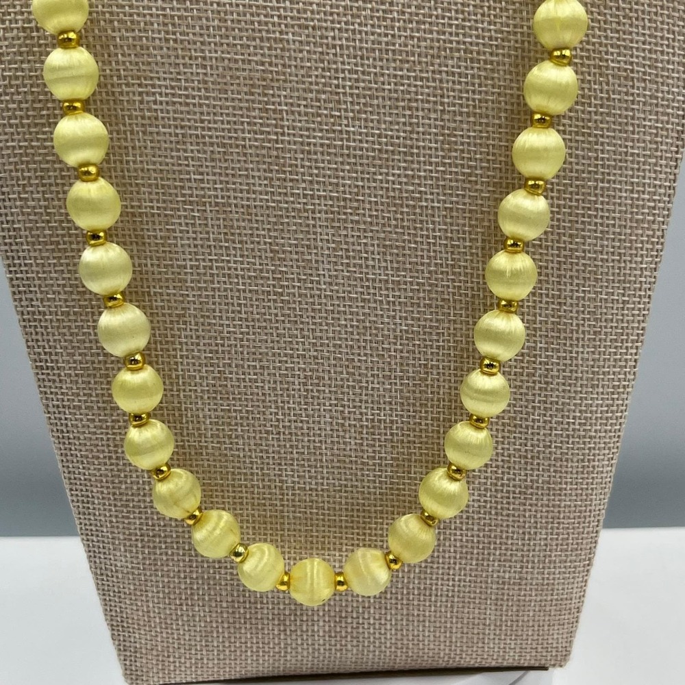 Vintage Yellow Beaded Necklace Satin Finish Round Beads Gold Tone Spacers 28-30" - Picture 4 of 6